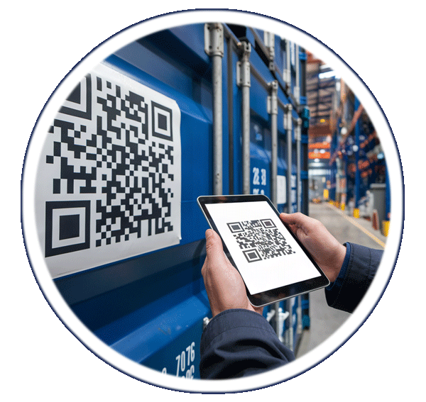 Nahaufnahme eines QR-Codes auf einem Versandcontainer, der von einem Logistikmanager mit einem Tablet gescannt wird, um Tracking- und Zielinformationen abzurufen.